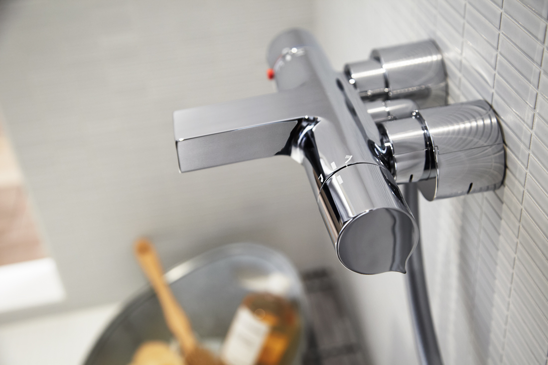 Cận cảnh thân sen vòi tắm SANEI SUTTO với bề mặt sáng bóng