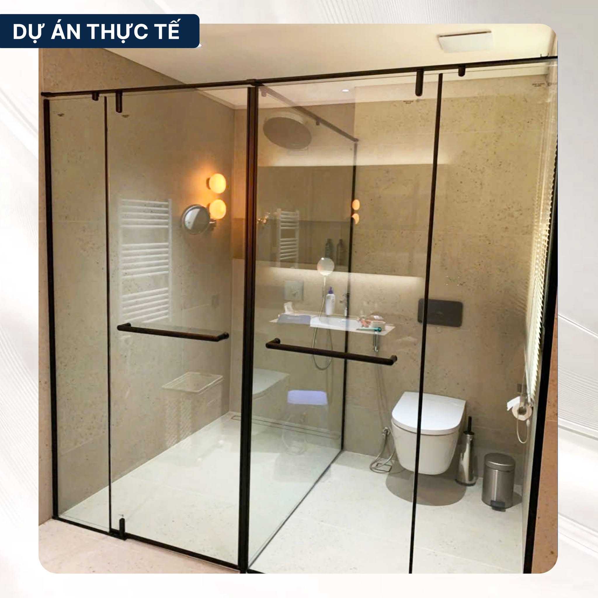 Vách kính Blue Sanitary phân chia khu tắm và khu vệ sinh trong phòng tắm