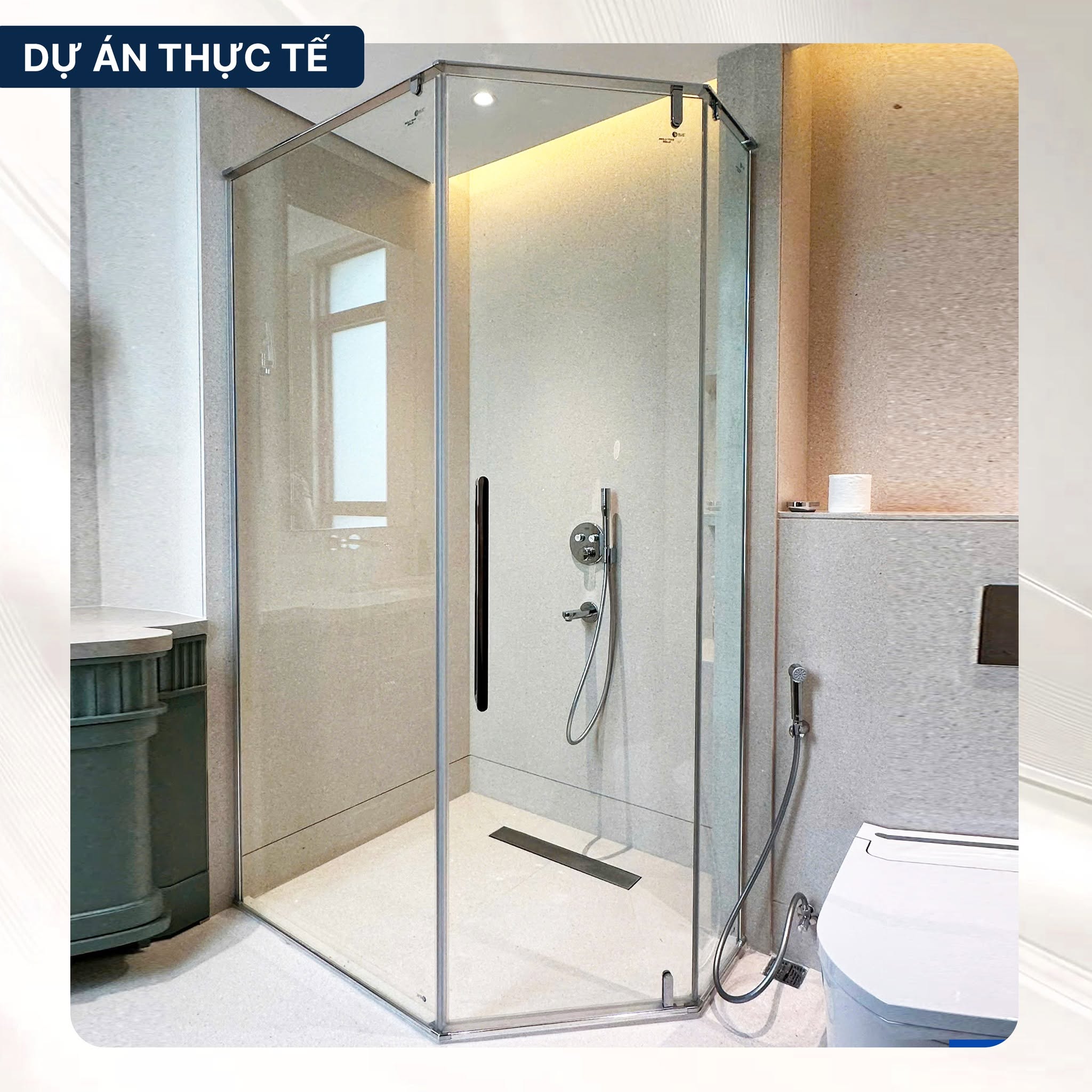 Cabin tắm kính Blue Sanitary với phụ kiện sáng màu và rãnh thoát sàn