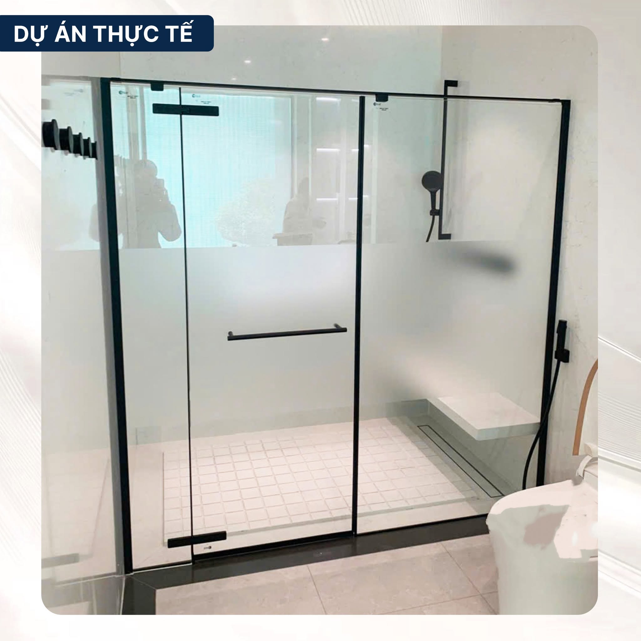 Phòng tắm kính Blue Sanitary khung đen với rãnh thoát nước dọc sàn